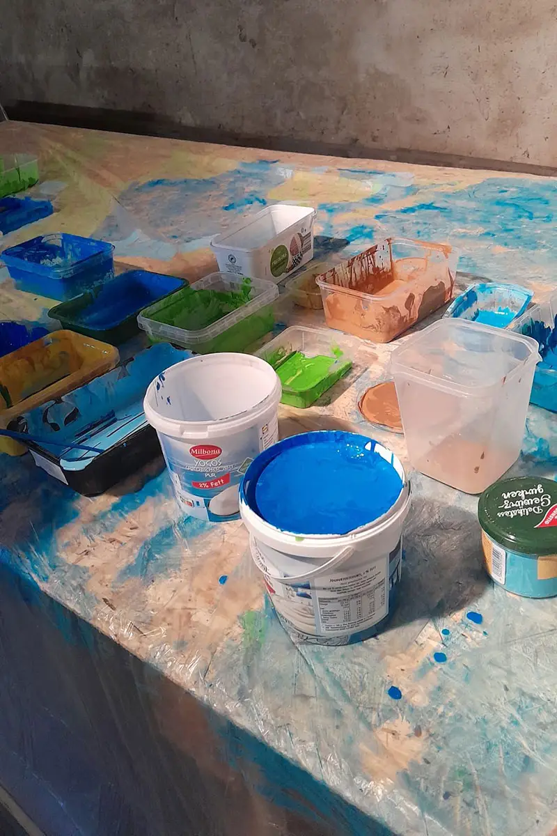 Kunstaktion Planet des Friedens – Farben mischen Farben mischen